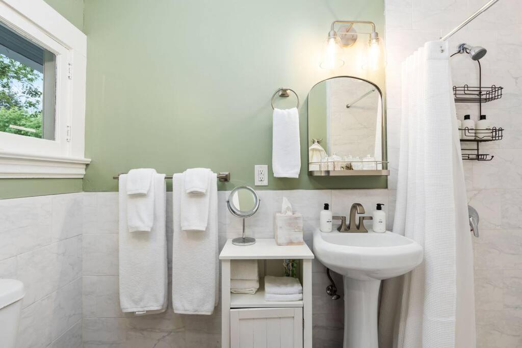 Grape Escape Inn & Suites ロディ エクステリア 写真
